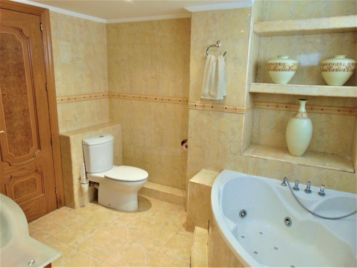 Beachfront, Two Bed- & Bathrooms, Private Parking Fuengirola Zewnętrze zdjęcie