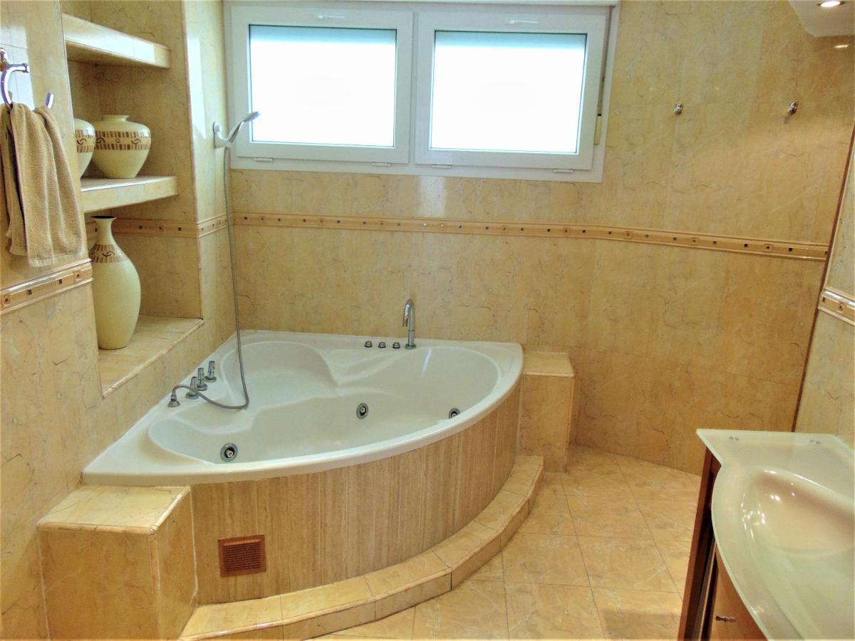 Beachfront, Two Bed- & Bathrooms, Private Parking Fuengirola Zewnętrze zdjęcie